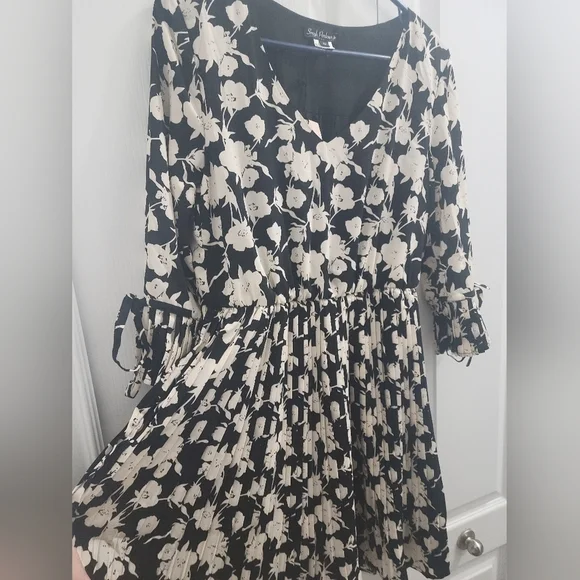 NWT Smak Parlour Lead Like A Girl Fit & Flare V-Neck Pleated Dress - Picture 9 of 15